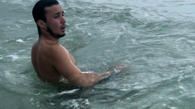 José Rafael Cordero Sánchez en la playa de Miami lloviendo