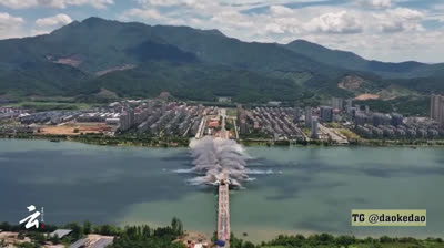 Spektakulärer Abriss einer Brücke in China