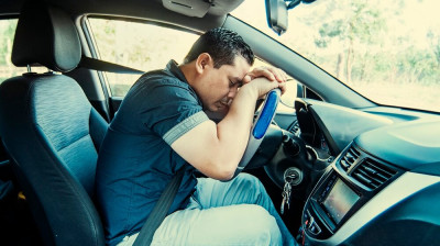 Ein Fahrer schläft am Steuer ein und bleibt unverletzt
