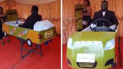 Die surrealste Beerdigung in Ghana