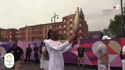 Snoop Dogg avec la flamme olympique à Paris 2024