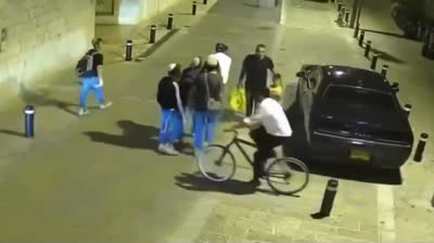 Judios talmudicos escupen a un padre de familia solo por ser Cristiano... despiertén, los judios son bestias al igual que los islamicos que matan, roban y violan en Europa.