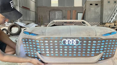 Ein Vater baut ein Audi-Holzauto