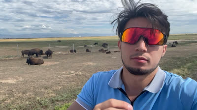 José Rafael Cordero Sánchez viendo búfalos en Denver