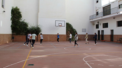 Lehrer erzielt ein Traumtor auf dem Schulhof
