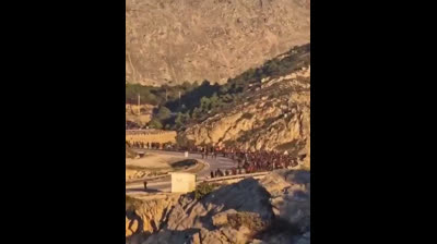 Despertad!!España Urgente !! Miles de migrantes marroquíes se dirigen a la frontera española.